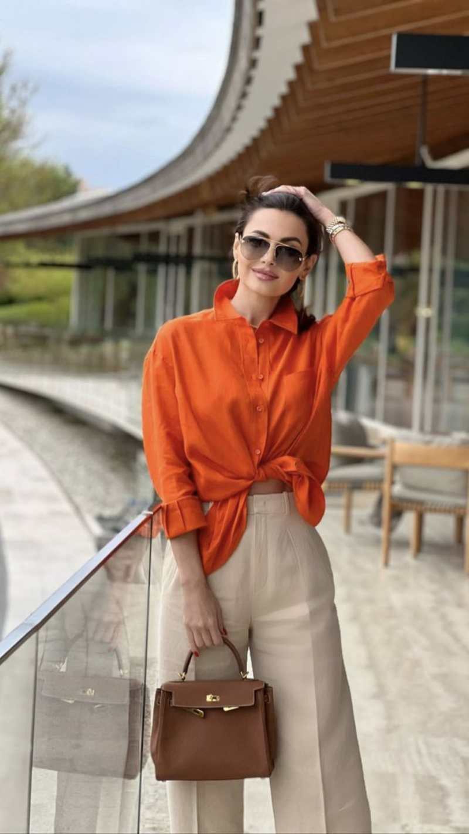 Camisa anudada a la cintura, elegante pero informal