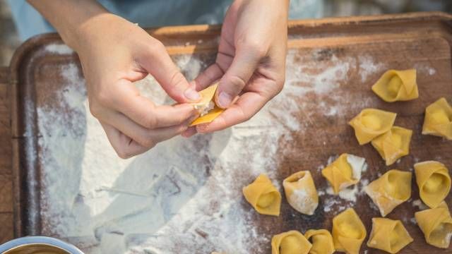tortellini caseros carne salsa queso enrollado