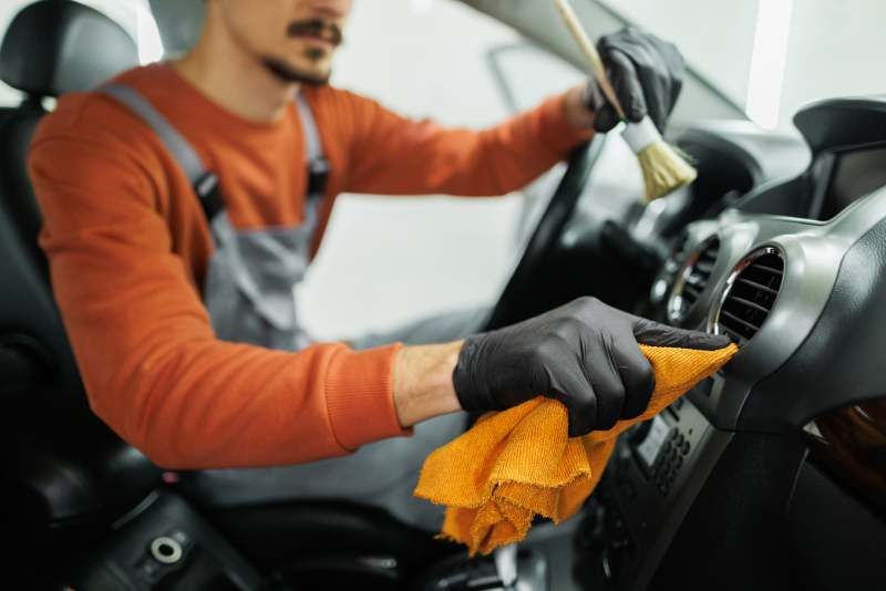 Si el coche está muy sucio opta por llevarlo a una empresa de lavado profesional