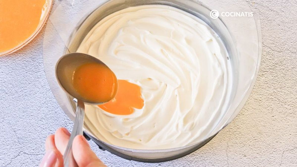 Cubrimos la tarta en el molde con la crema de yema