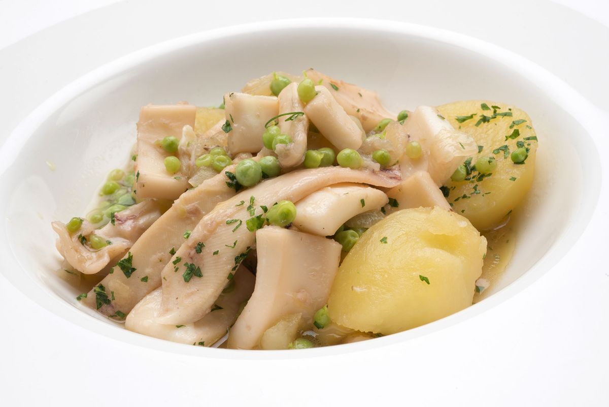 5961 1 Calamares con patatas y guisantes (1347) xl