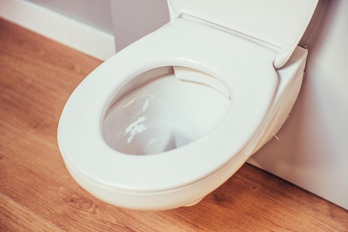 Cómo colocar un inodoro suspendido paso 13