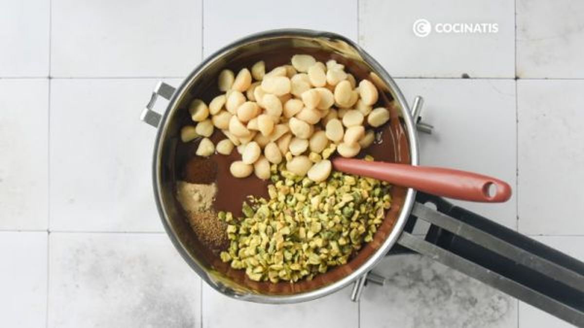 Mezclamos los frutos secos con el chocolate fundido