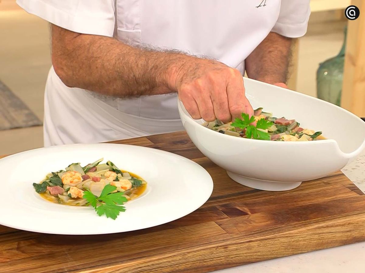 Sirve las acelgas con gambas y jamón
