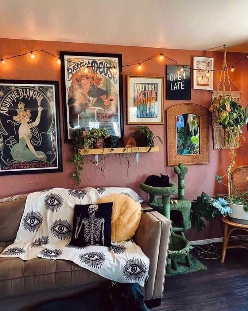 Salón con decoración witchy con muchas ilustraciones y adornos místicos.