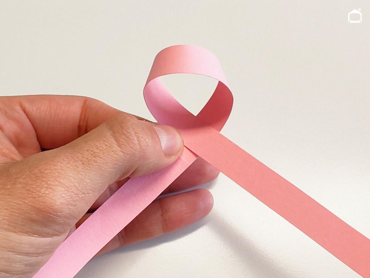 Primer paso para hacer estrellas de papel.