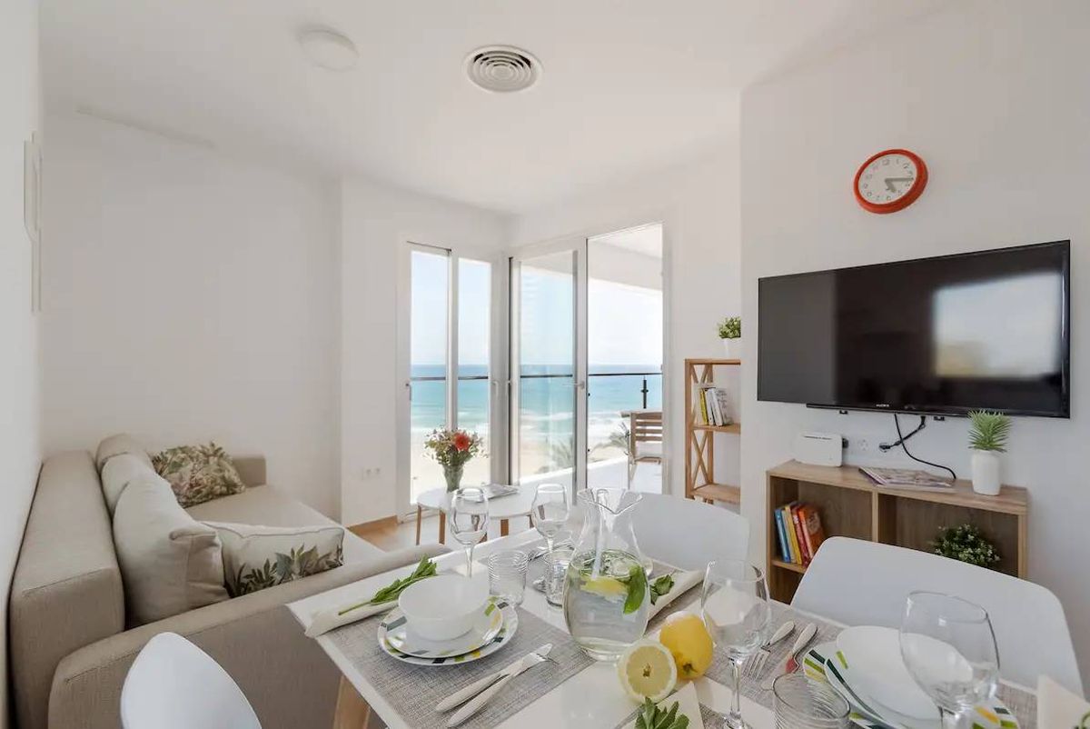 Apartamentos admiten mascotas primera linea playa elcampello Alicante