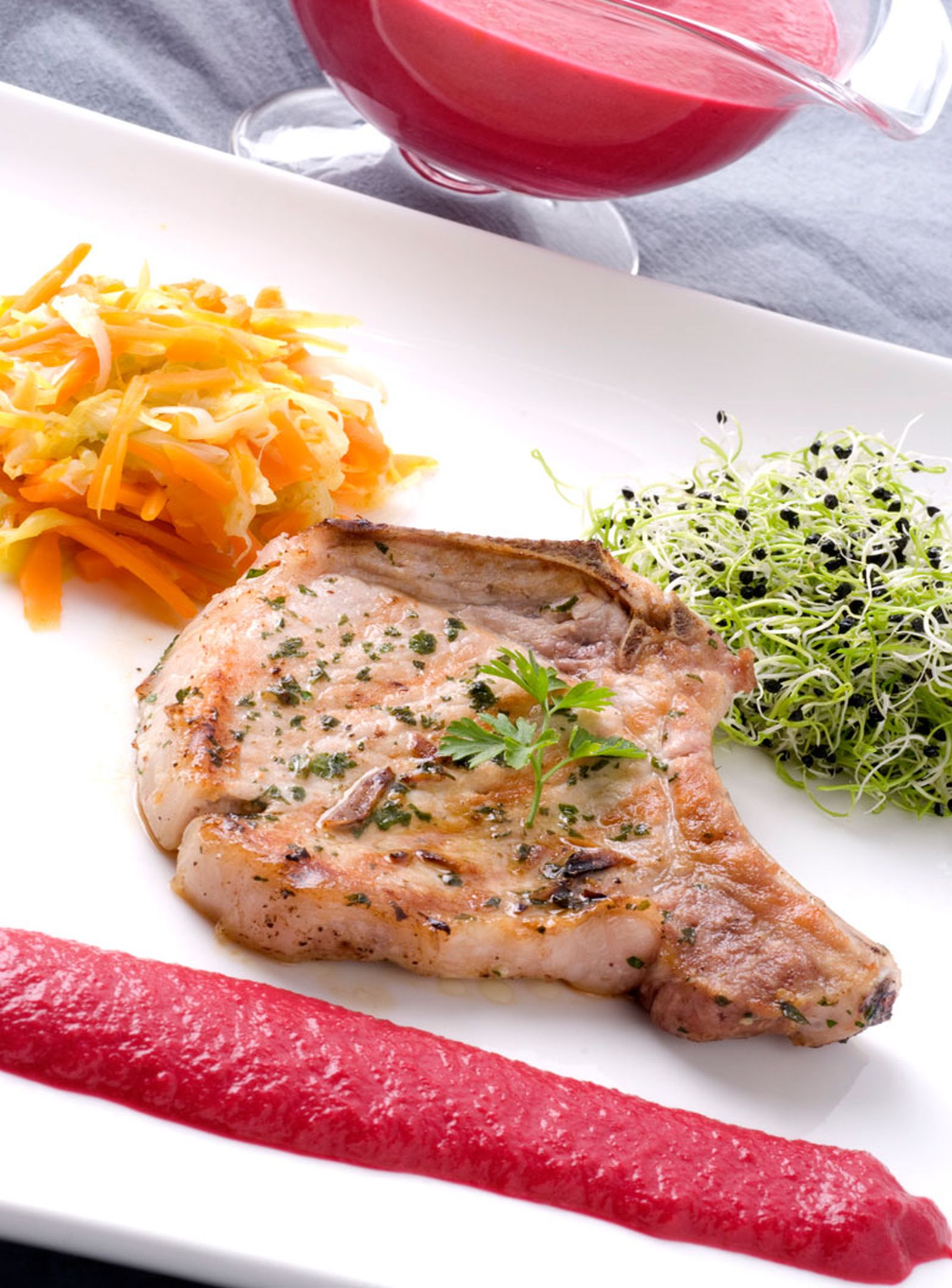 Chuleta de cerdo con puré de remolacha