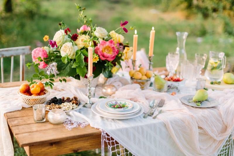 Mesa con decoración primaveral.