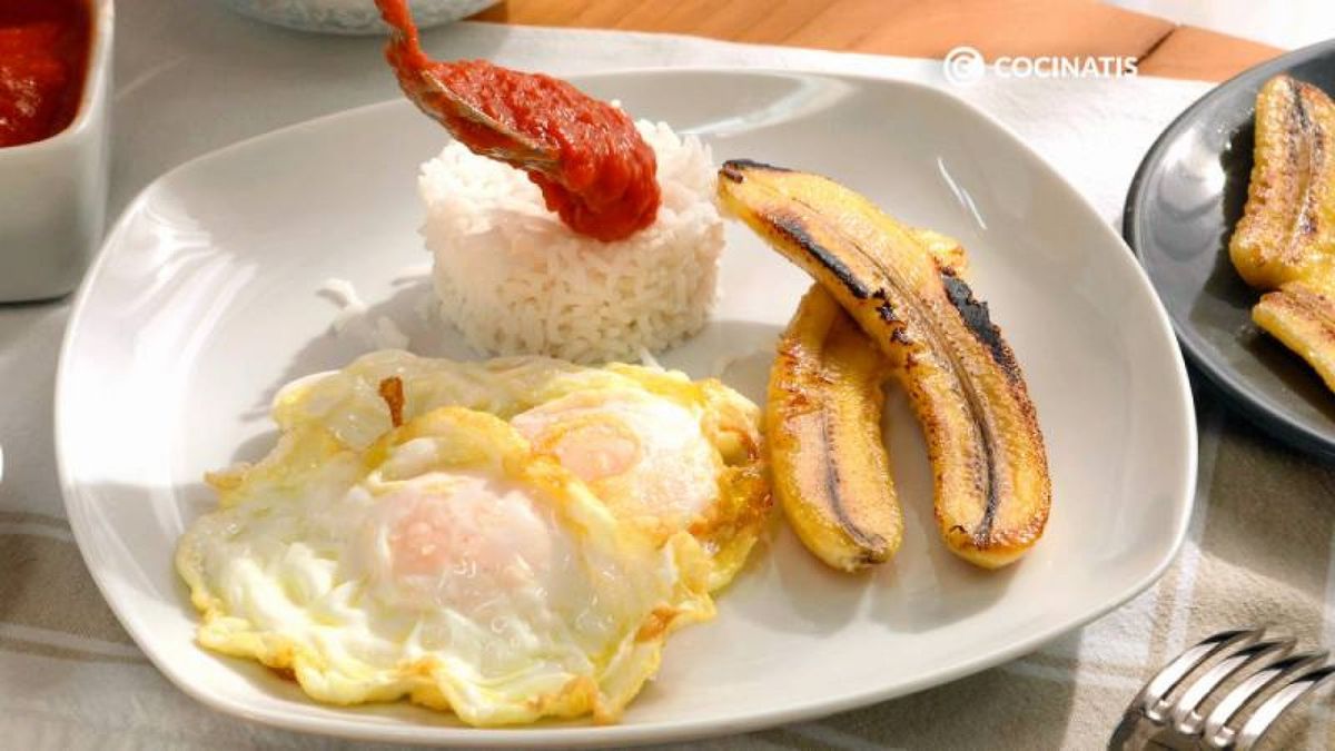 Sirve el arroz a la cubana