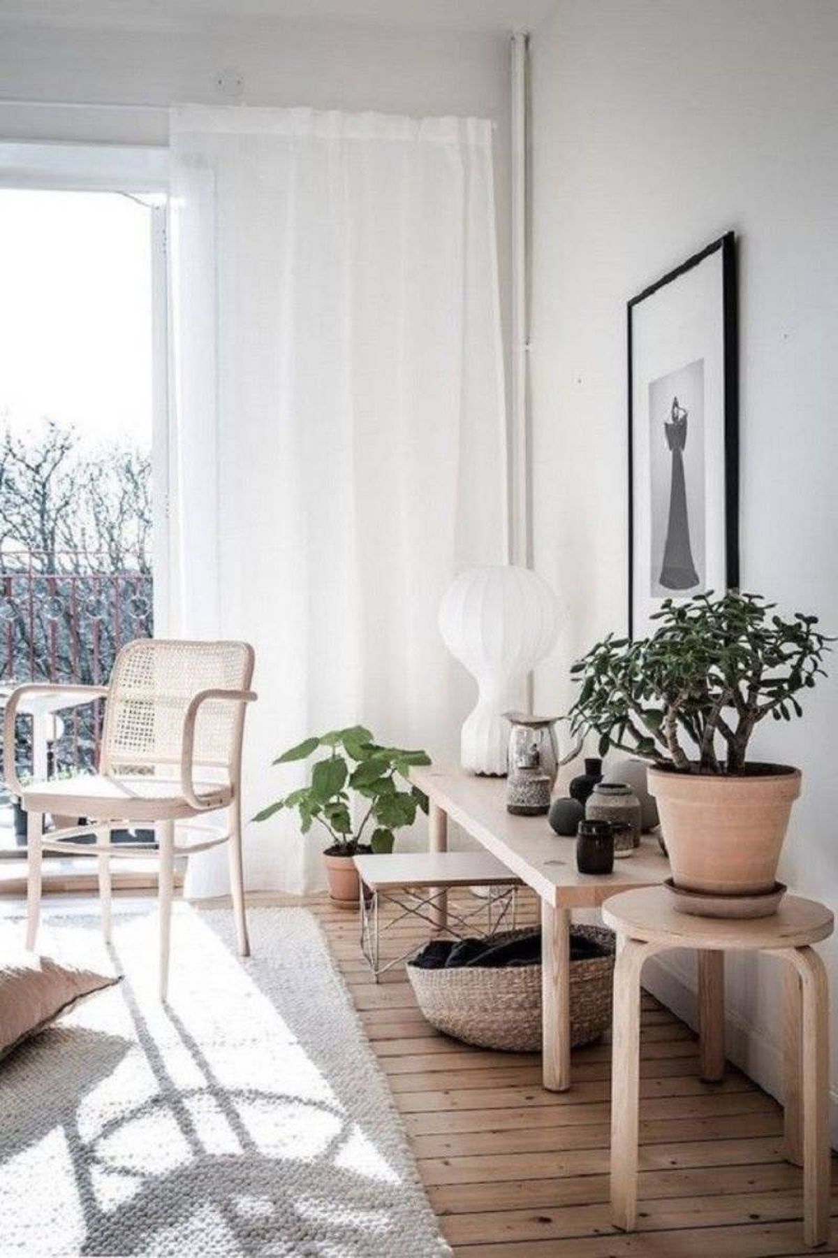 Salón con decoración hygge en blanco con materiales naturales.