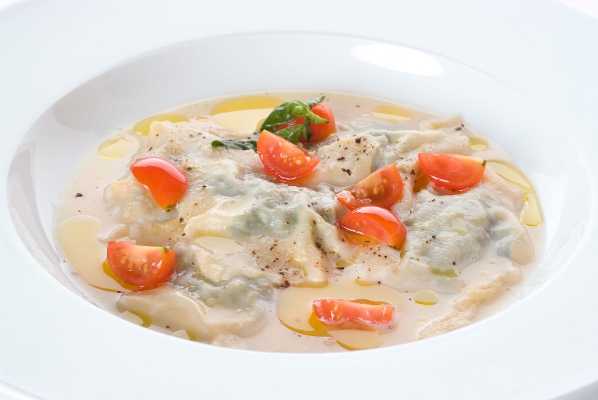 Raviolis de queso y espinacas con salsa de calabacín