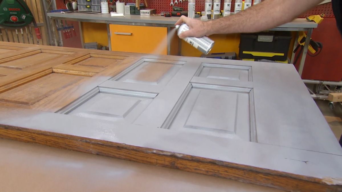 Reciclar puerta de madera para hacer una mesa paso 3