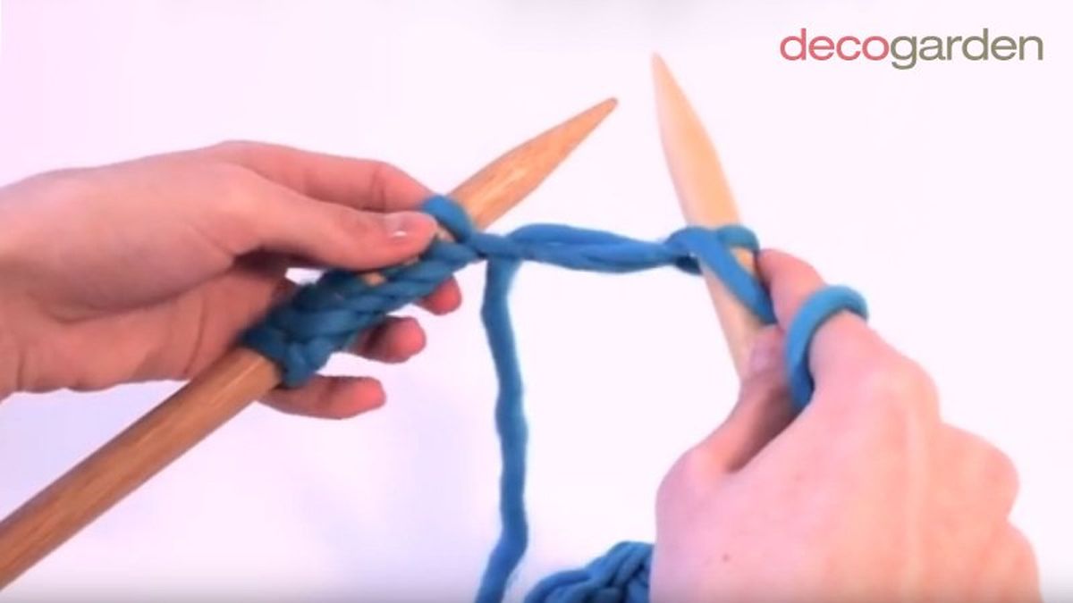 Paso cuatro para hacer punto del revés o punto espiga.