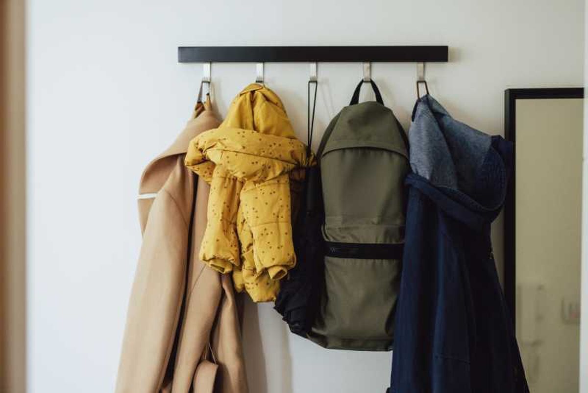 Gancho con ropa colgada.