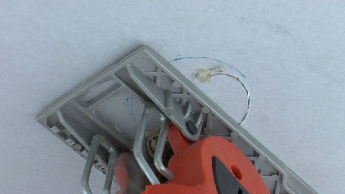 Cómo hacer agujeros en un falso techo paso 2