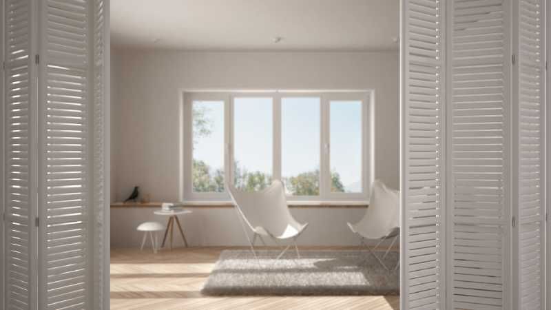 Estancia con separadores de ambientes en blanco.