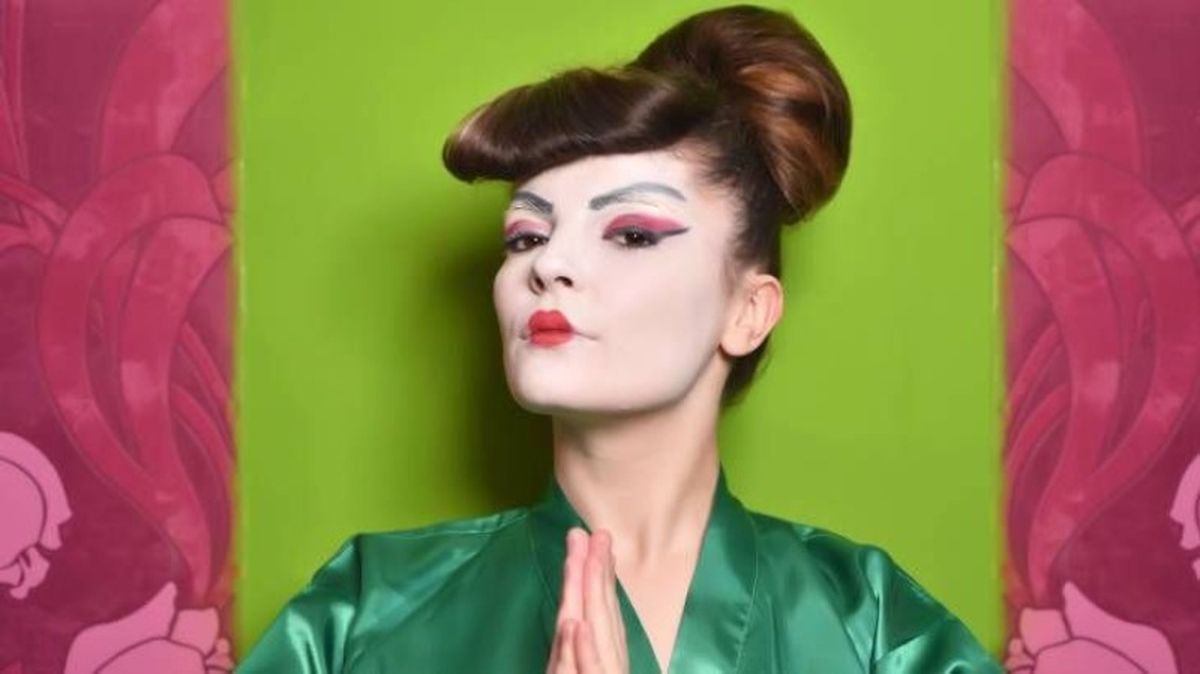 Pinta tus labios de rojo en la zona central para crear una forma de corazón