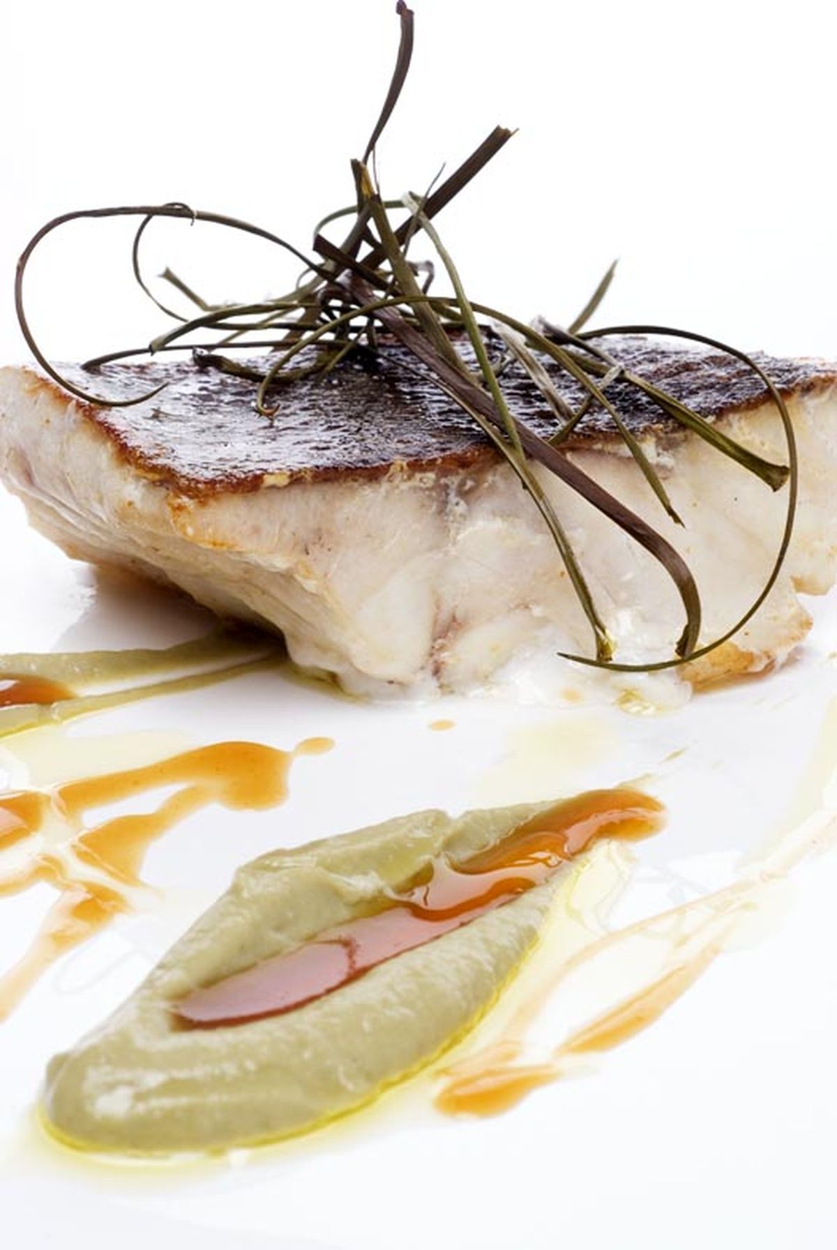 Mero a la plancha con puré de alcachofas