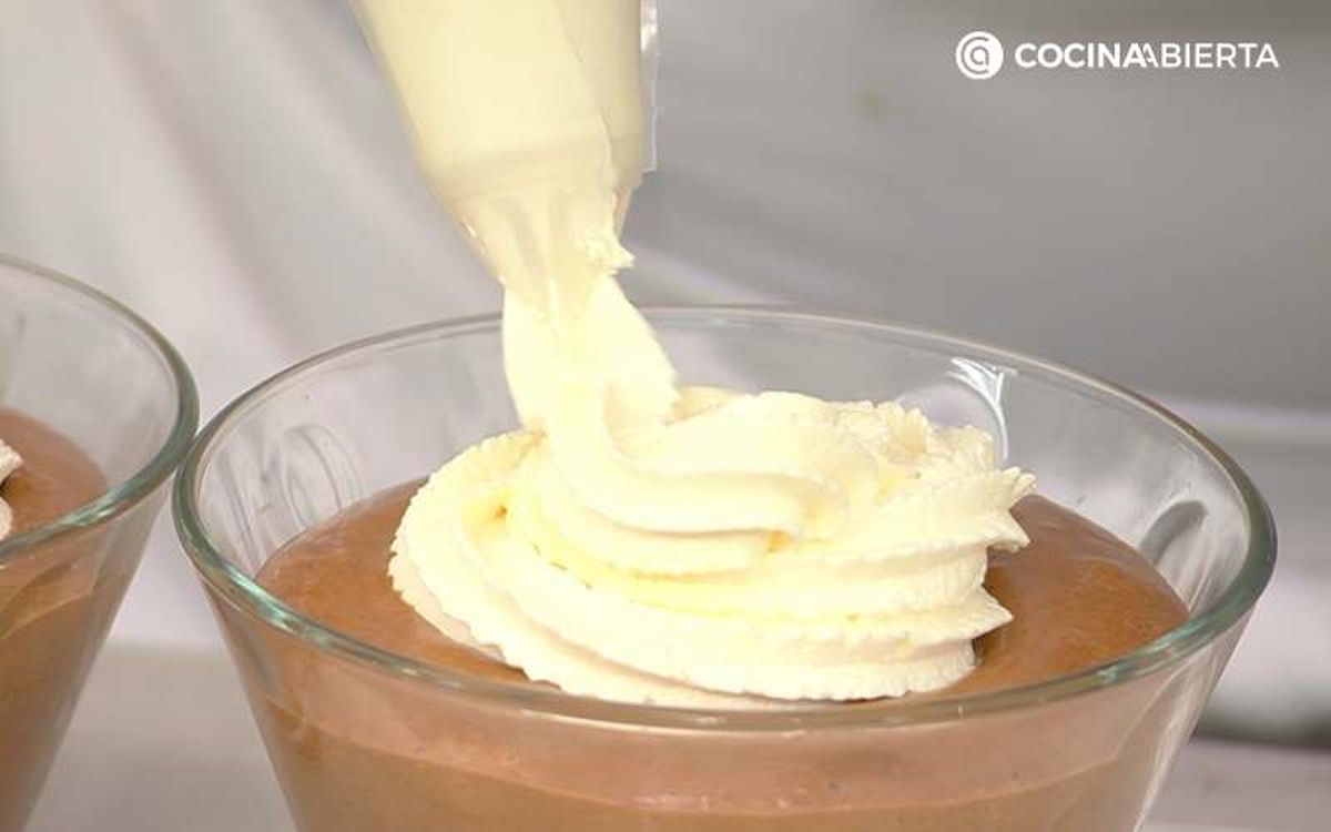 Decora la mousse de chocolate con crema chantillí