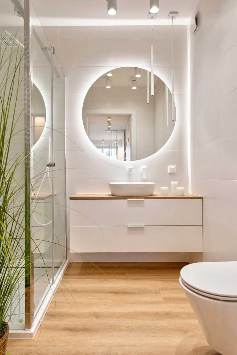 Baño con suelo de madera de estilo nórdico.