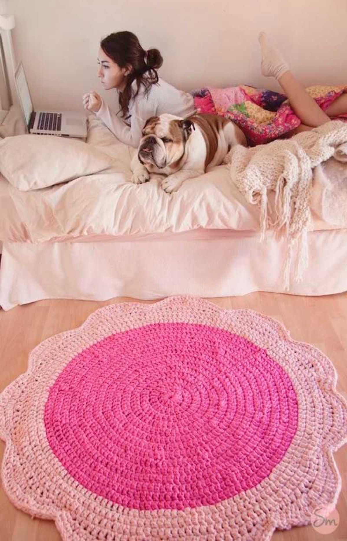 Alfombra artesanal de crochet.