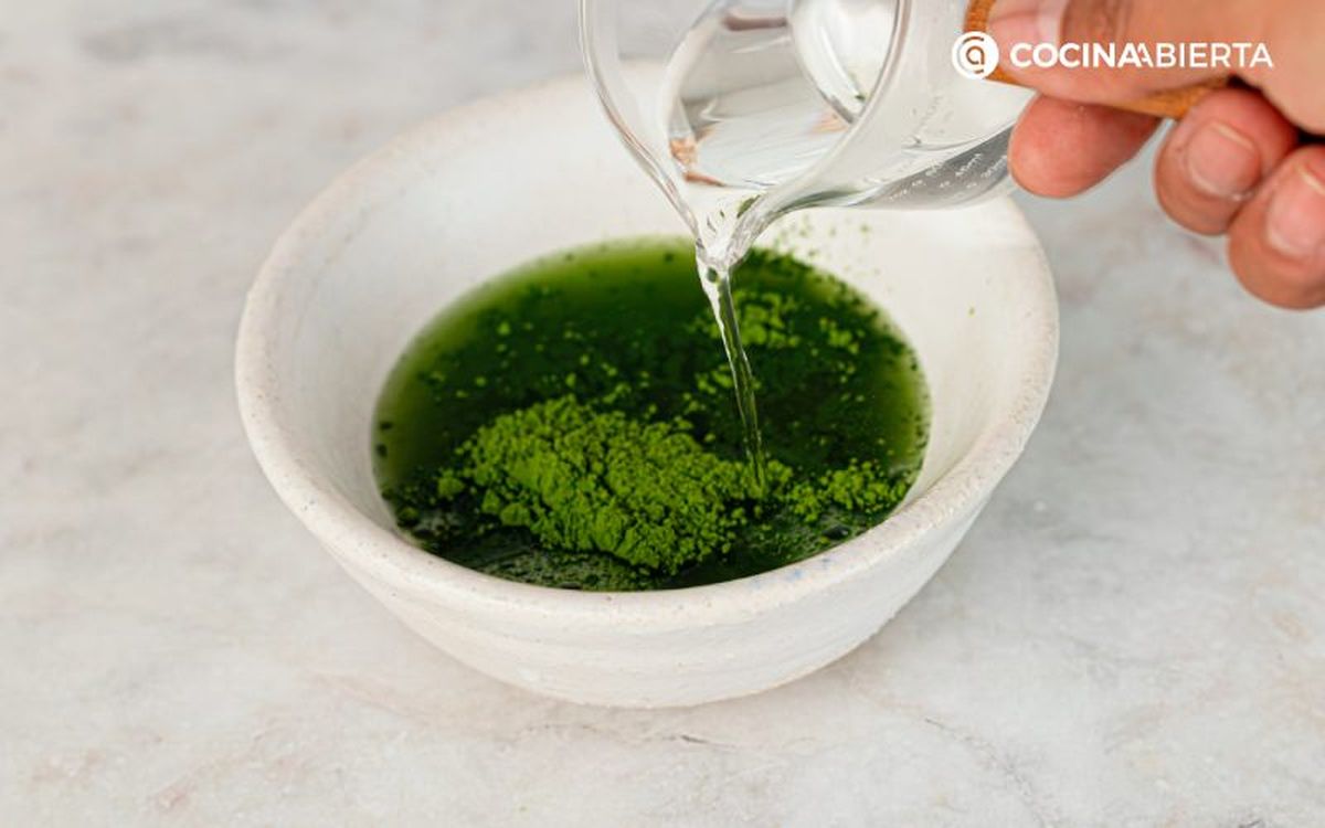 Añade agua caliente