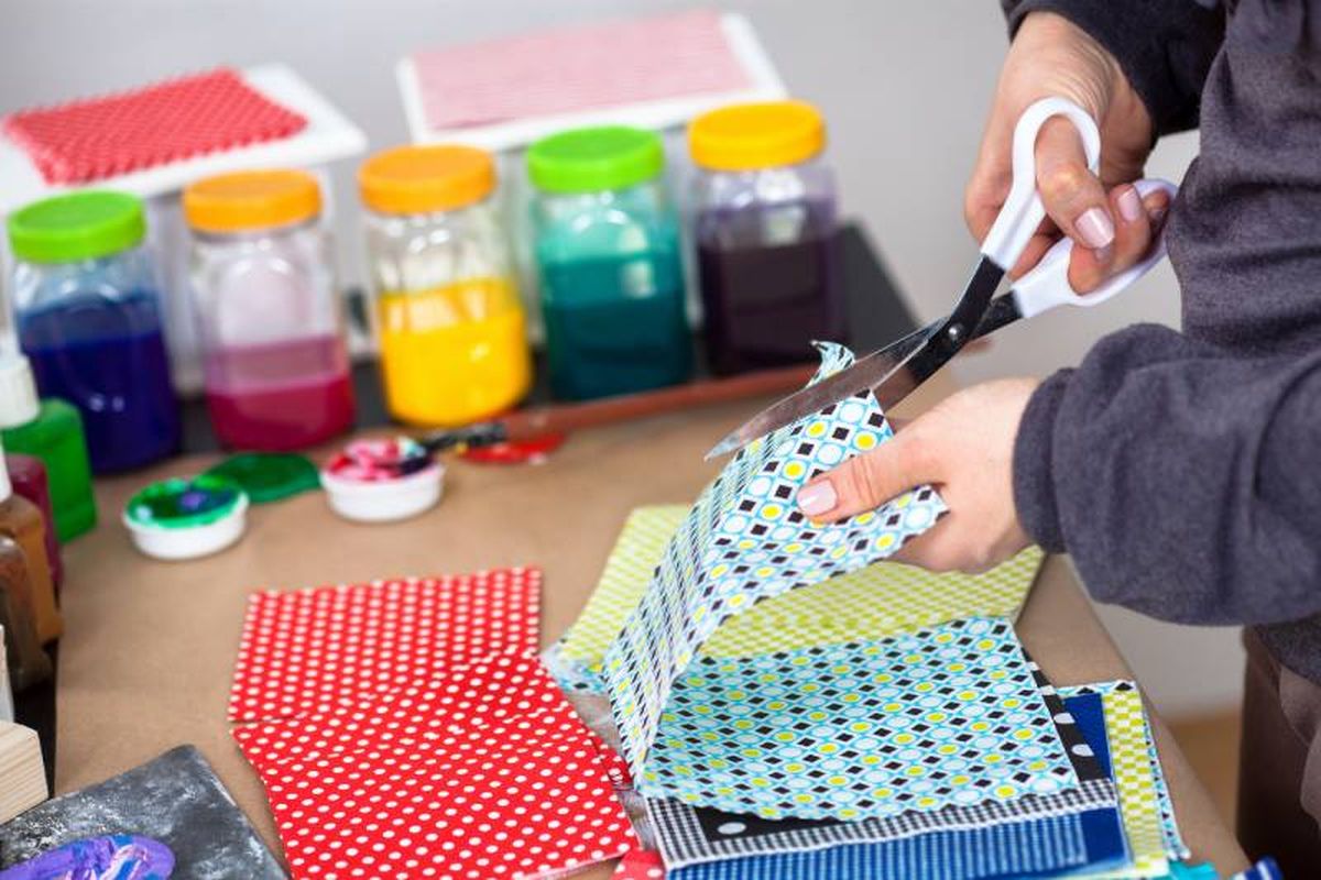 Cortar un trozo de tela para hacer manualidades.