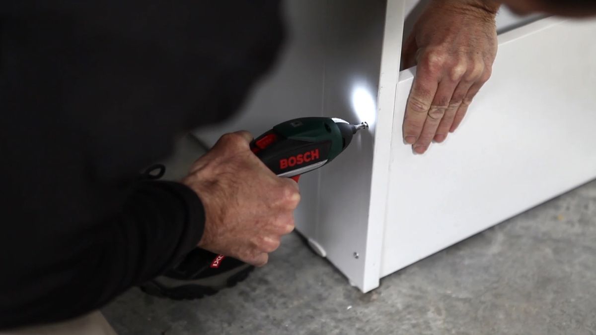 Montar un armario de lavandería paso 3