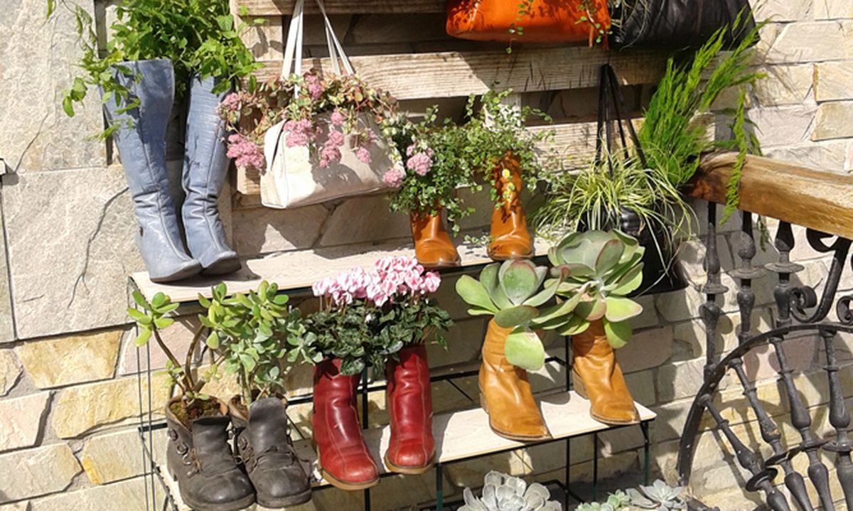 Reutilizar botas y bolsos como tiestos