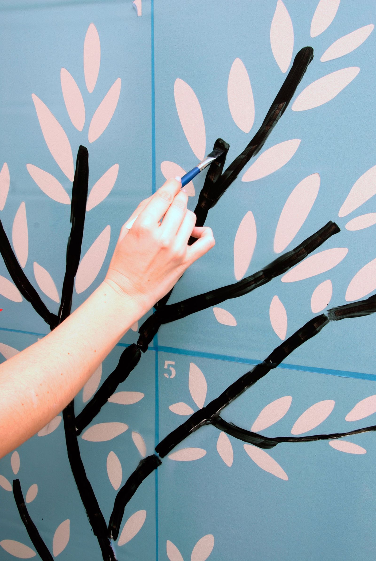Cómo pintar un árbol en la pared con plantillas paso 2