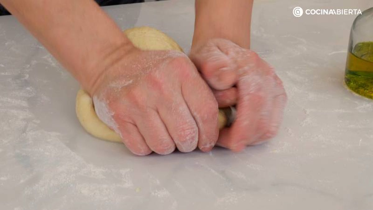 Amasa con las manos y deja reposar