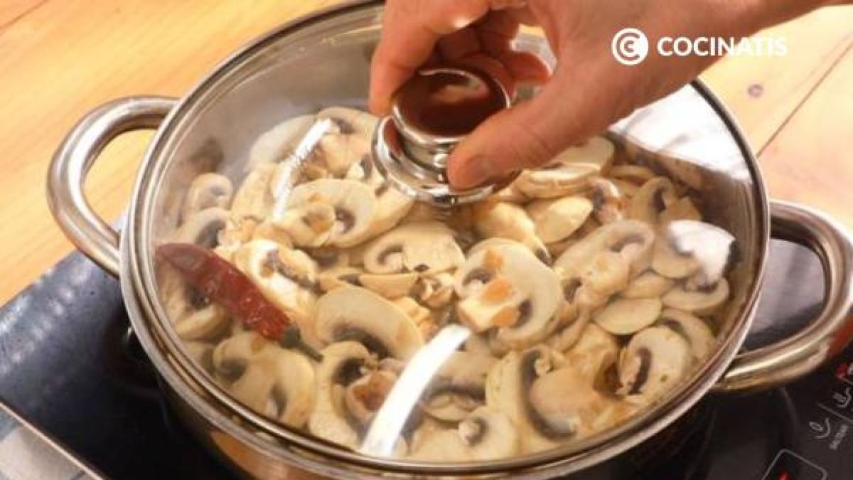 Agrega los champiñones, la guindilla y la mezcla de vino blanco y deja reducir