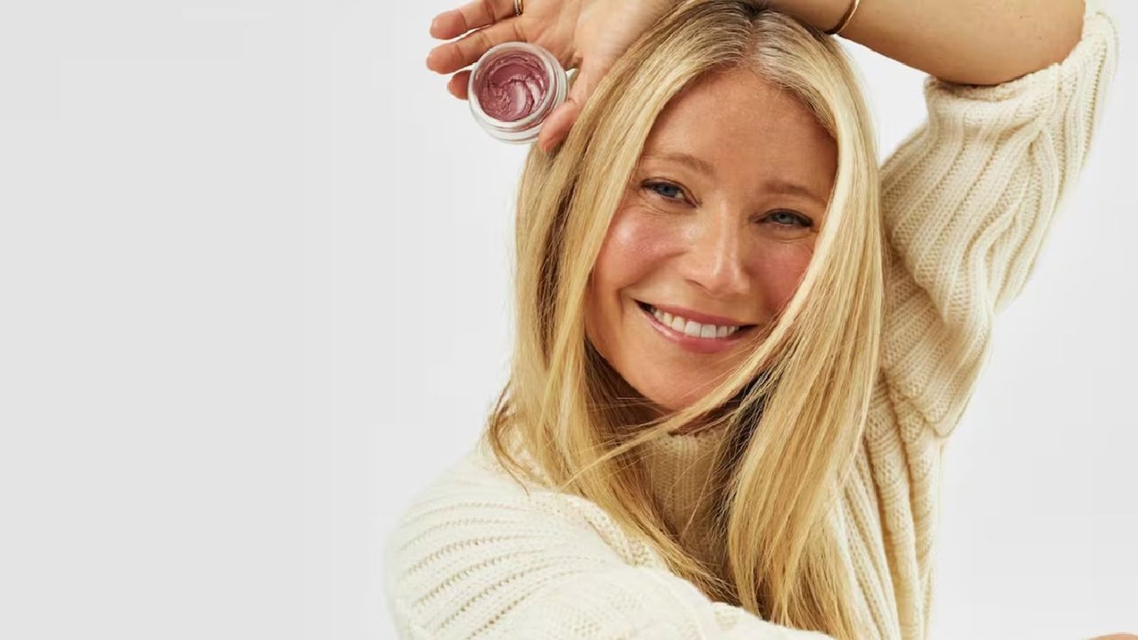 Gwyneth Paltrow con uno de los productos de Goop