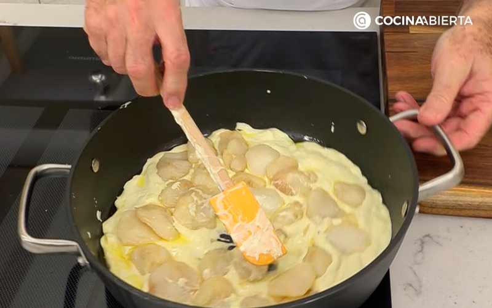 Calienta las carrilleras de bacalao con la salsa pilpil