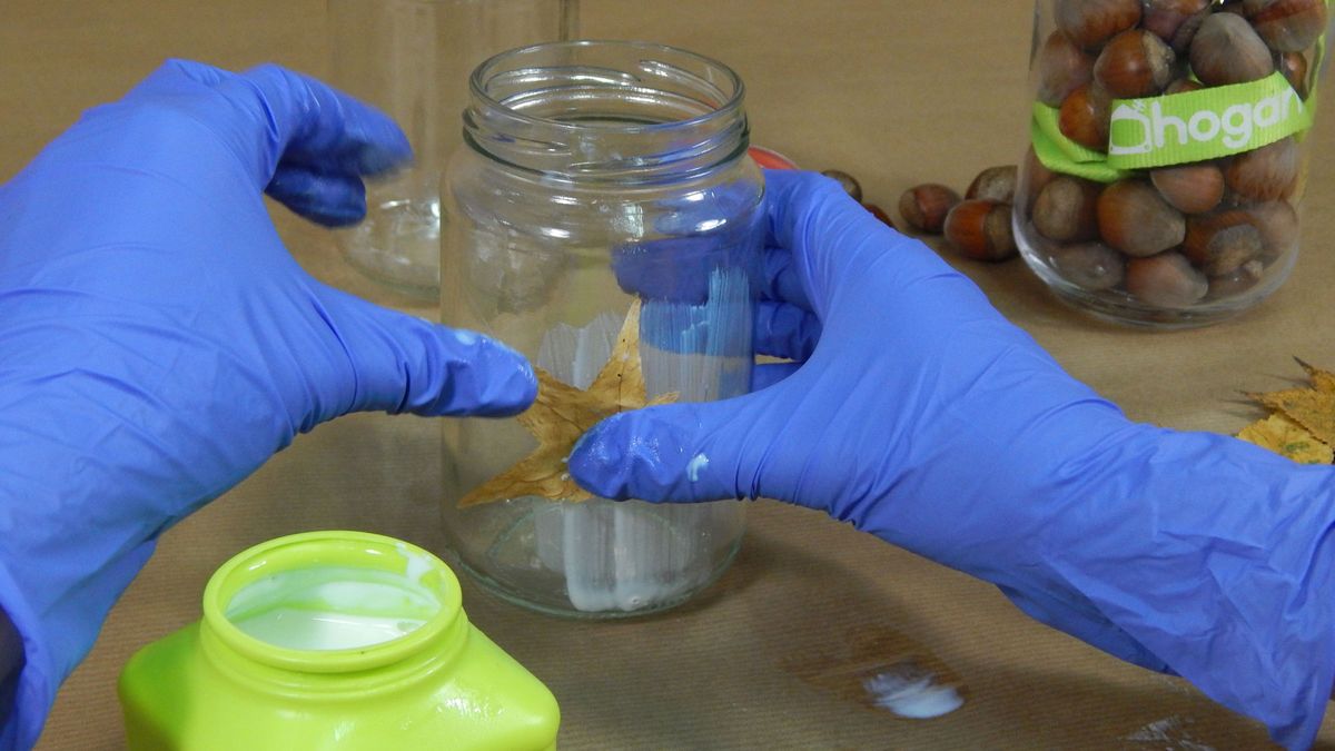 Cómo decorar tarros de cristal con hojas secas paso 2