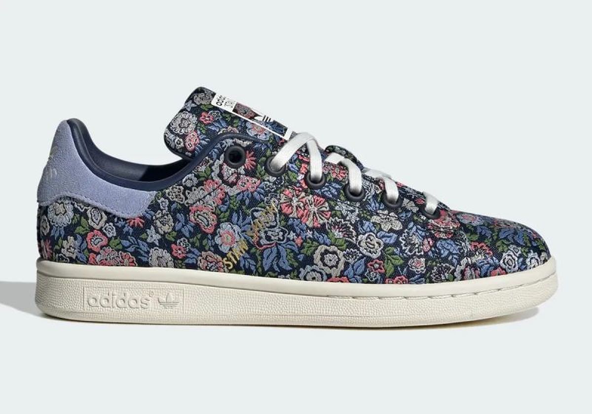 Modelo Stand Smith de Adidas con estampado floral de Liberty London