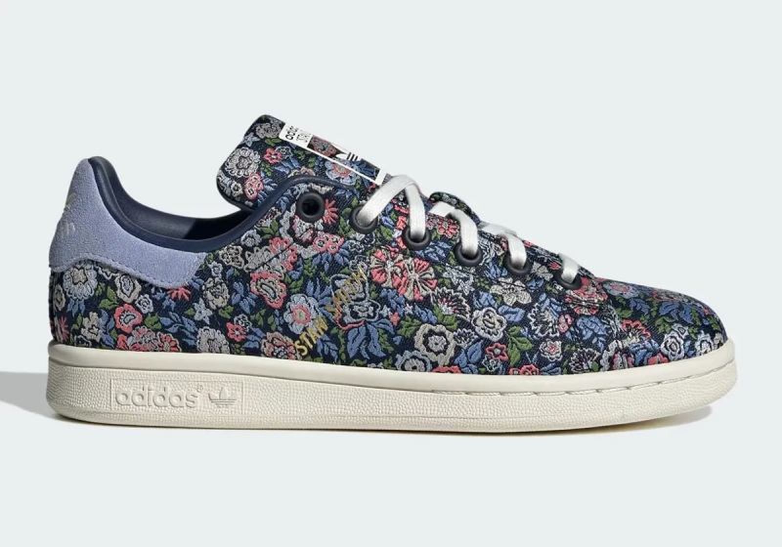 Modelo Stand Smith de Adidas con estampado floral de Liberty London