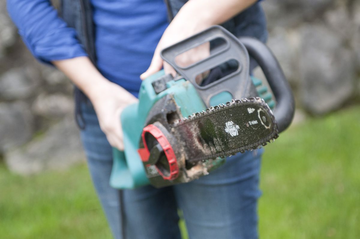 Cómo cambiar la cadena de la motosierra