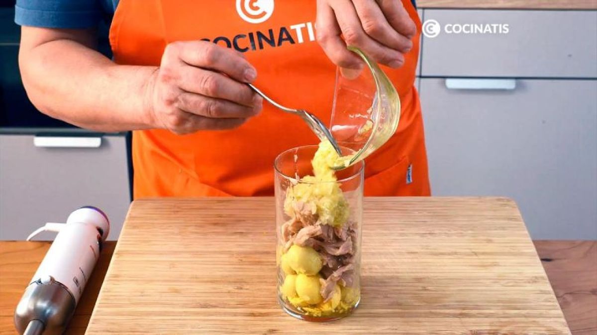 Mezclamos los ingredientes del relleno en un vaso alto