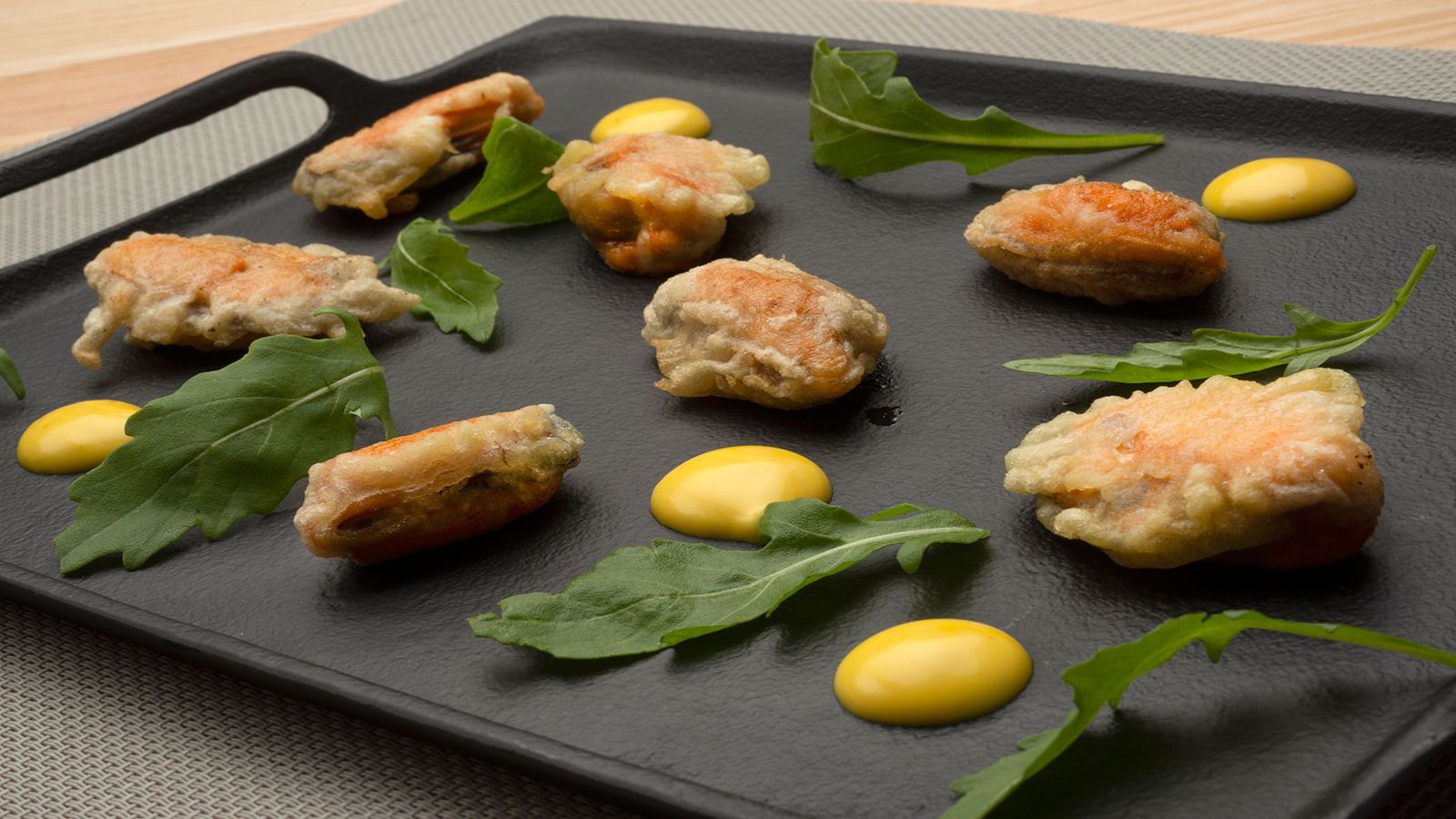 mejillones en tempura con mahonesa de azafrán (horizontal)