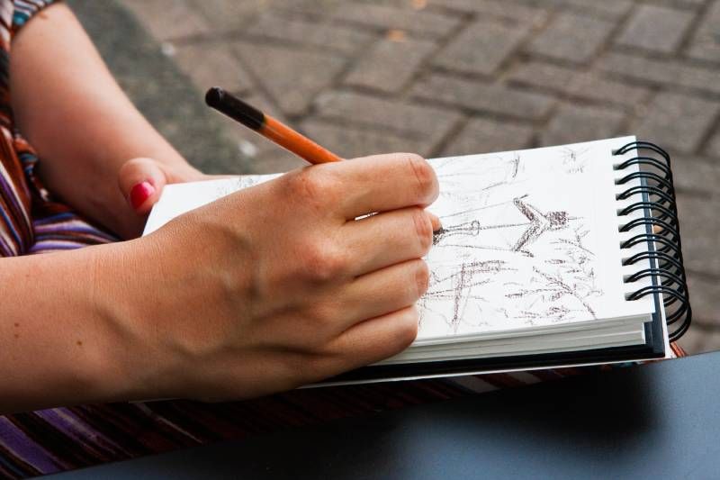 Hacer dibujos sencillos en un cuaderno de boceto es una buena manera para ser constantes.