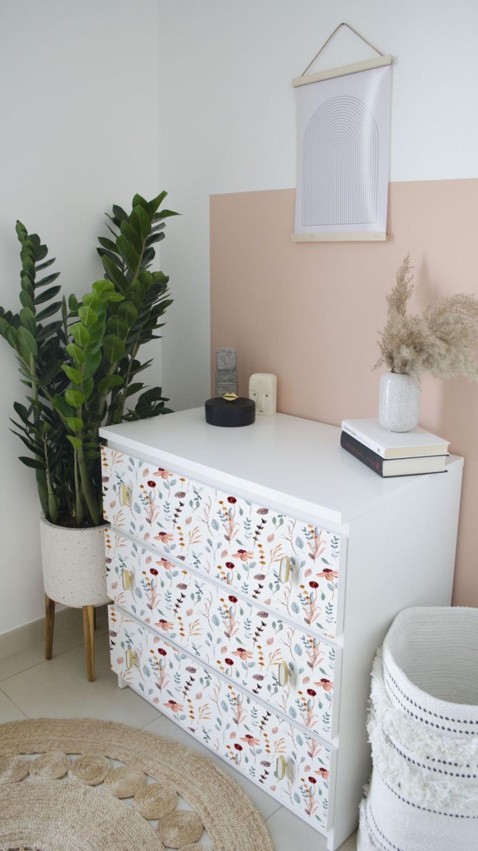 Cómoda decorada con vinilo decorativo floral.