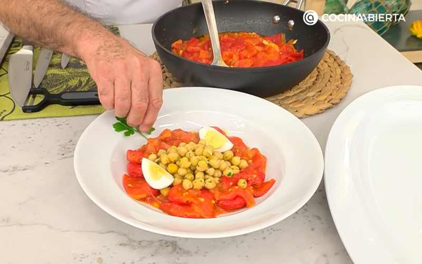 Sirve los garbanzos con asadillo manchego y acompaña con huevos cocidos