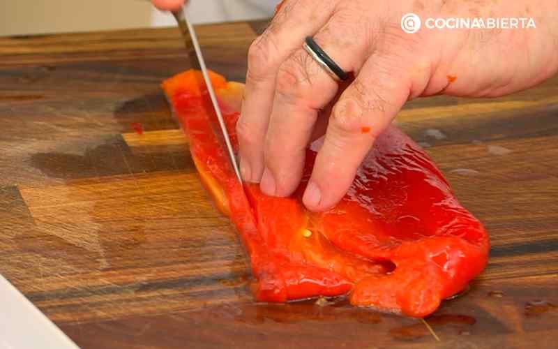 Corta los pimientos en tiras