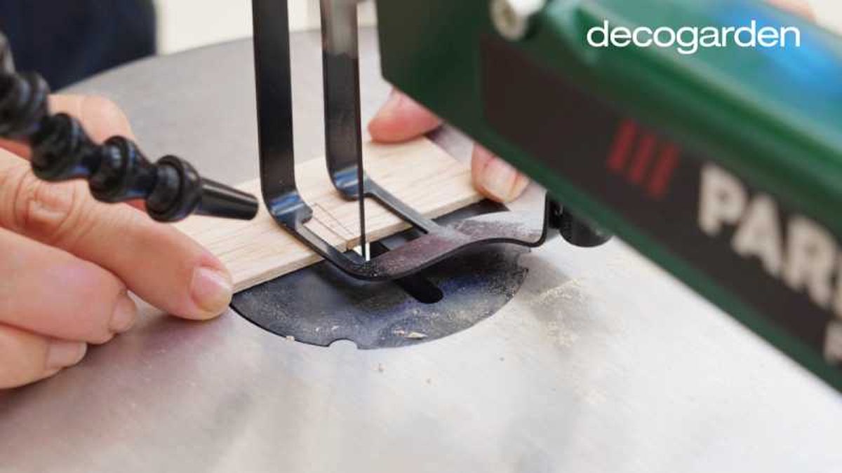 Cortar las piezas de los compartimentos del joyero con la sierra de marquetería.