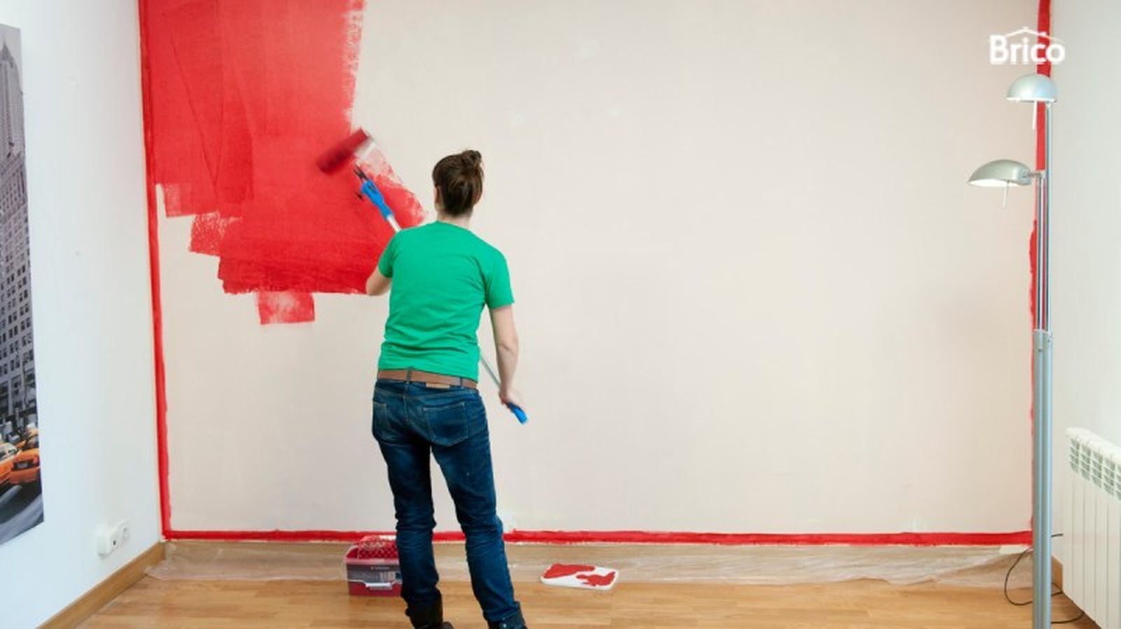 Persona pintando el salón