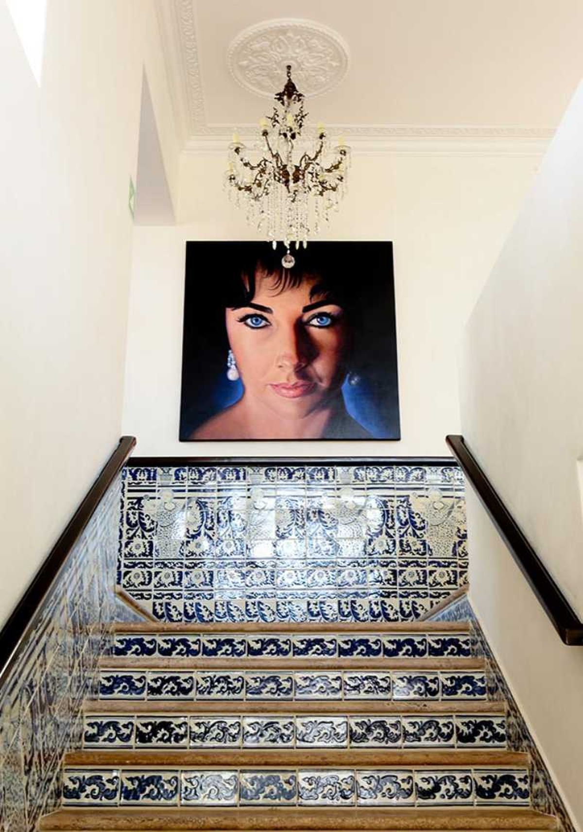 Retrato de Elizabeth Taylor en las escaleras principales de la Casa Kimberly..