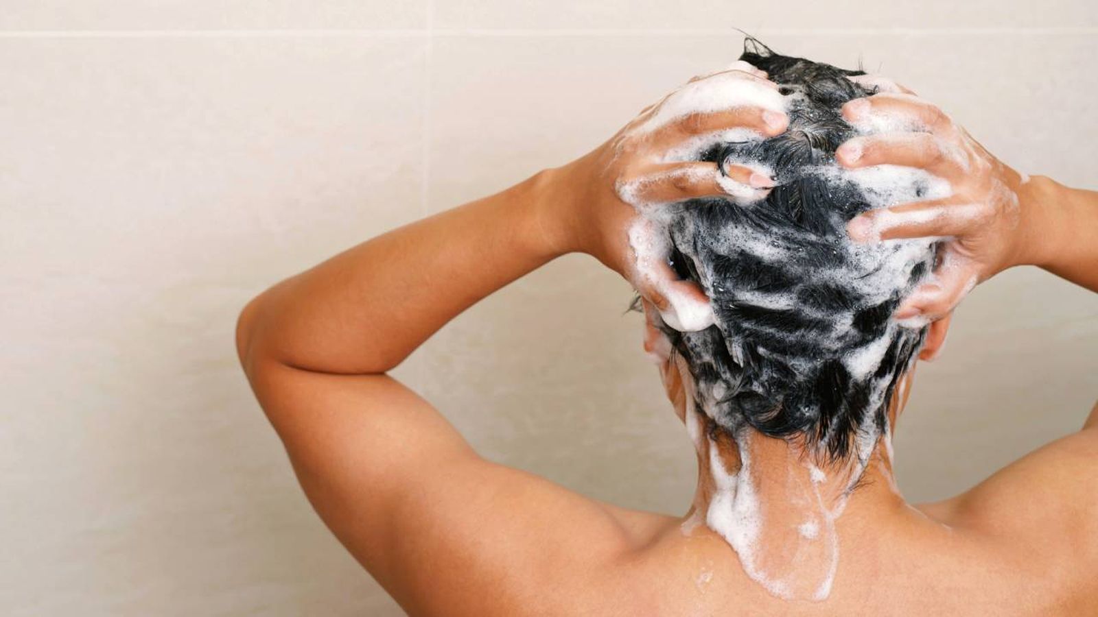 aplicar champu cebolla pelo