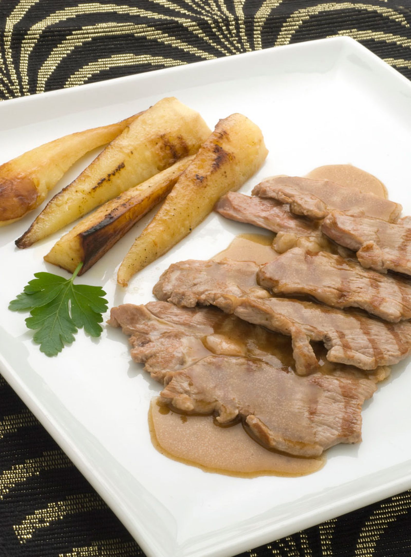 Filetes de cordero con salsa y chivirias